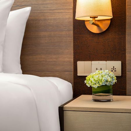 Radisson Mumbai Andheri Midc Luaran gambar A bedside table