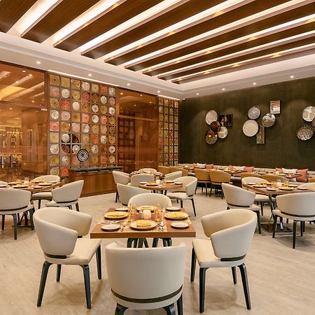 Radisson Mumbai Andheri Midc Luaran gambar The interior of the restaurant