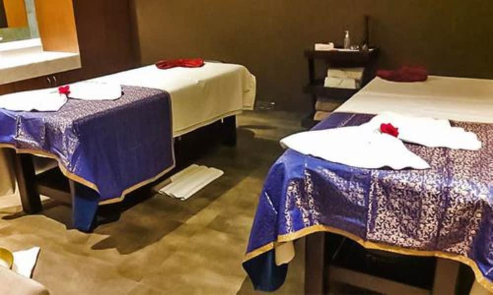 Radisson Mumbai Andheri Midc Luaran gambar Massage beds at a spa