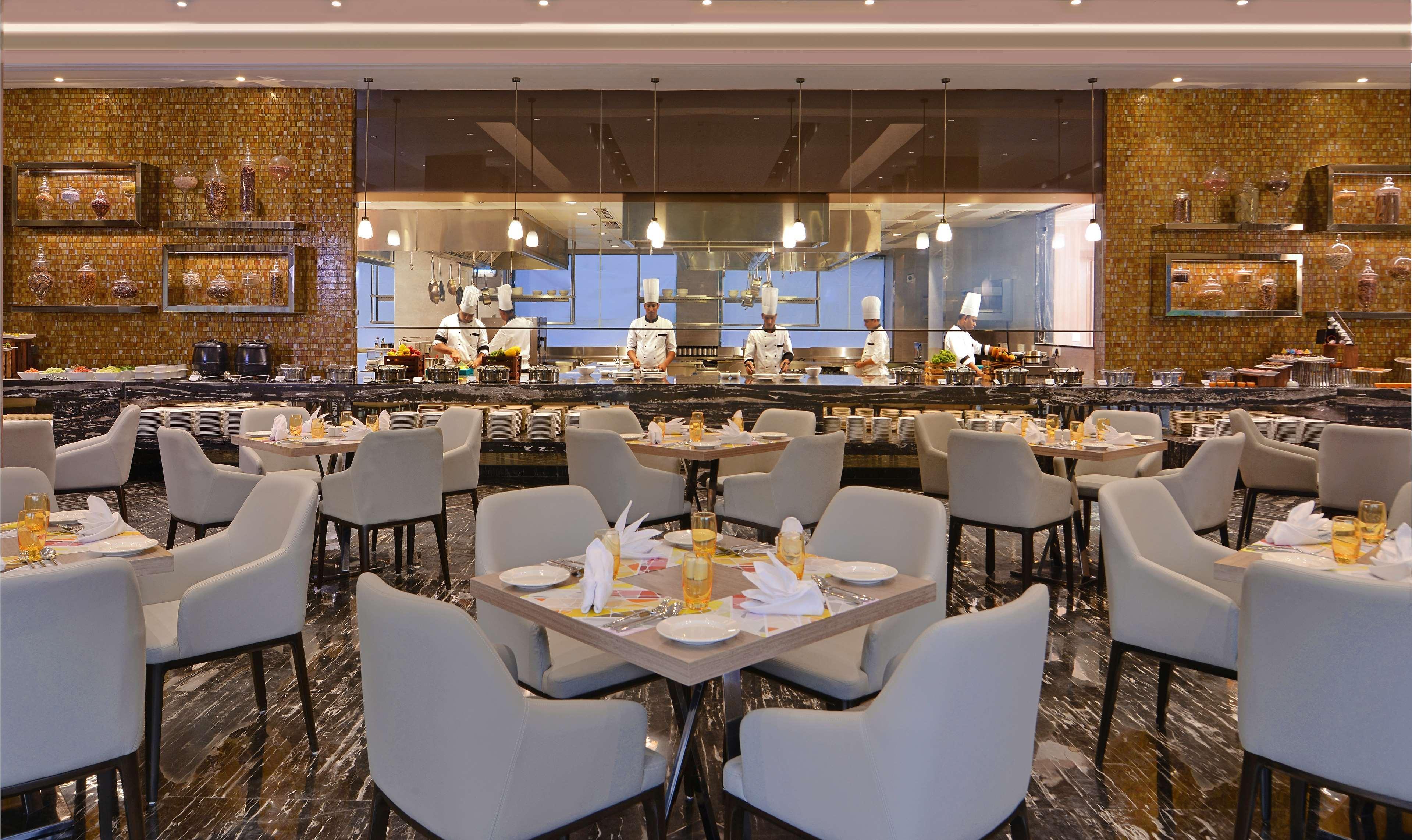 Radisson Mumbai Andheri Midc Luaran gambar The restaurant