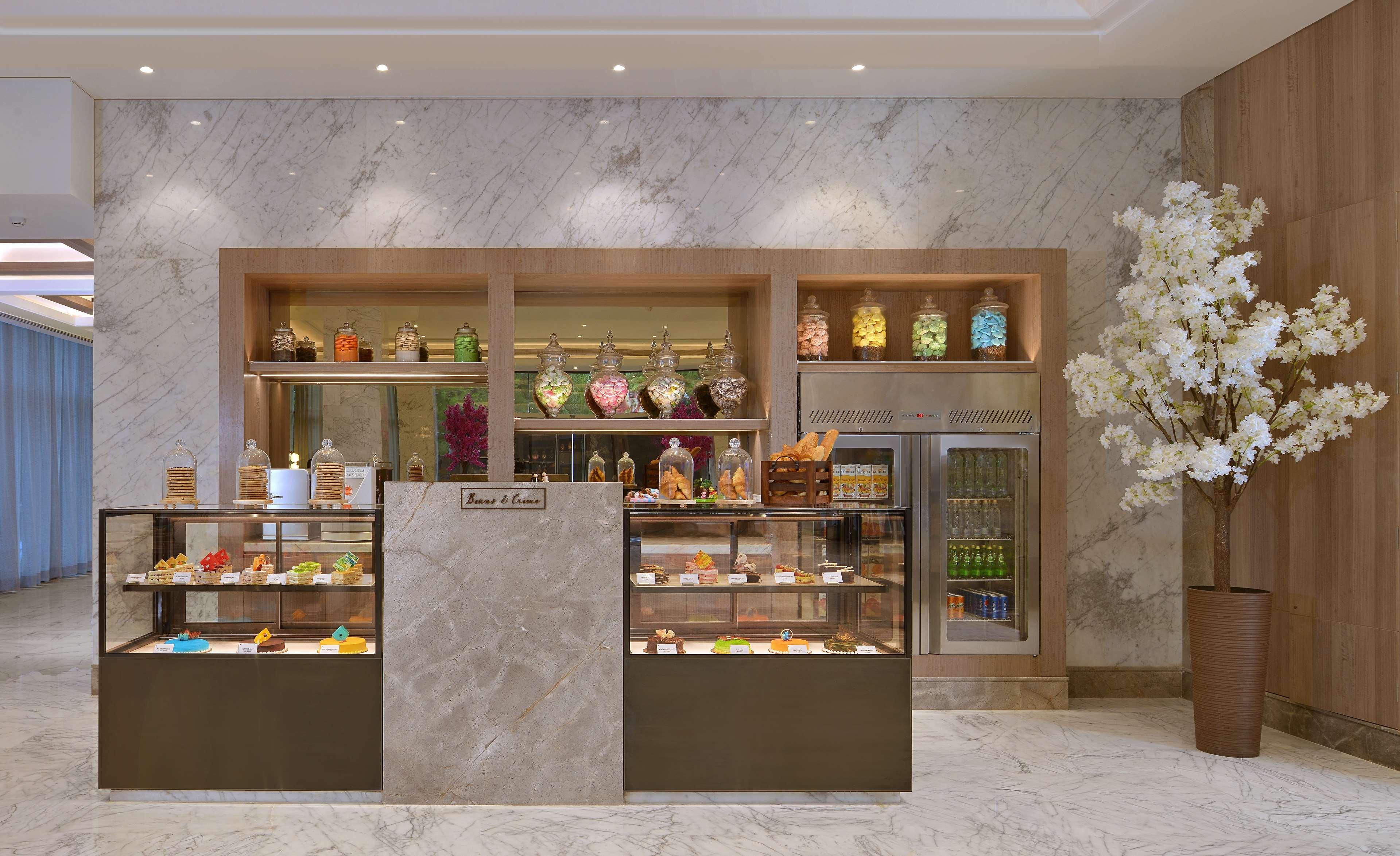 Radisson Mumbai Andheri Midc Luaran gambar The Pastry Shop