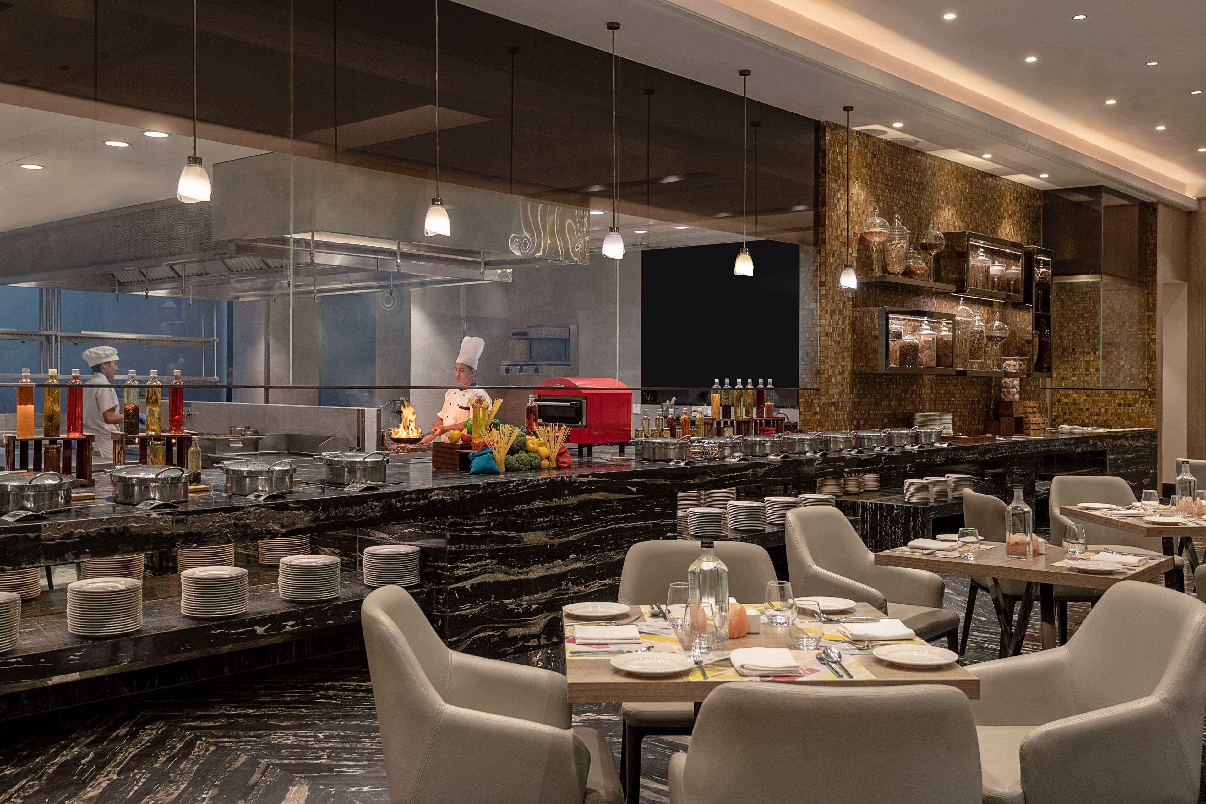 Radisson Mumbai Andheri Midc Luaran gambar The restaurant