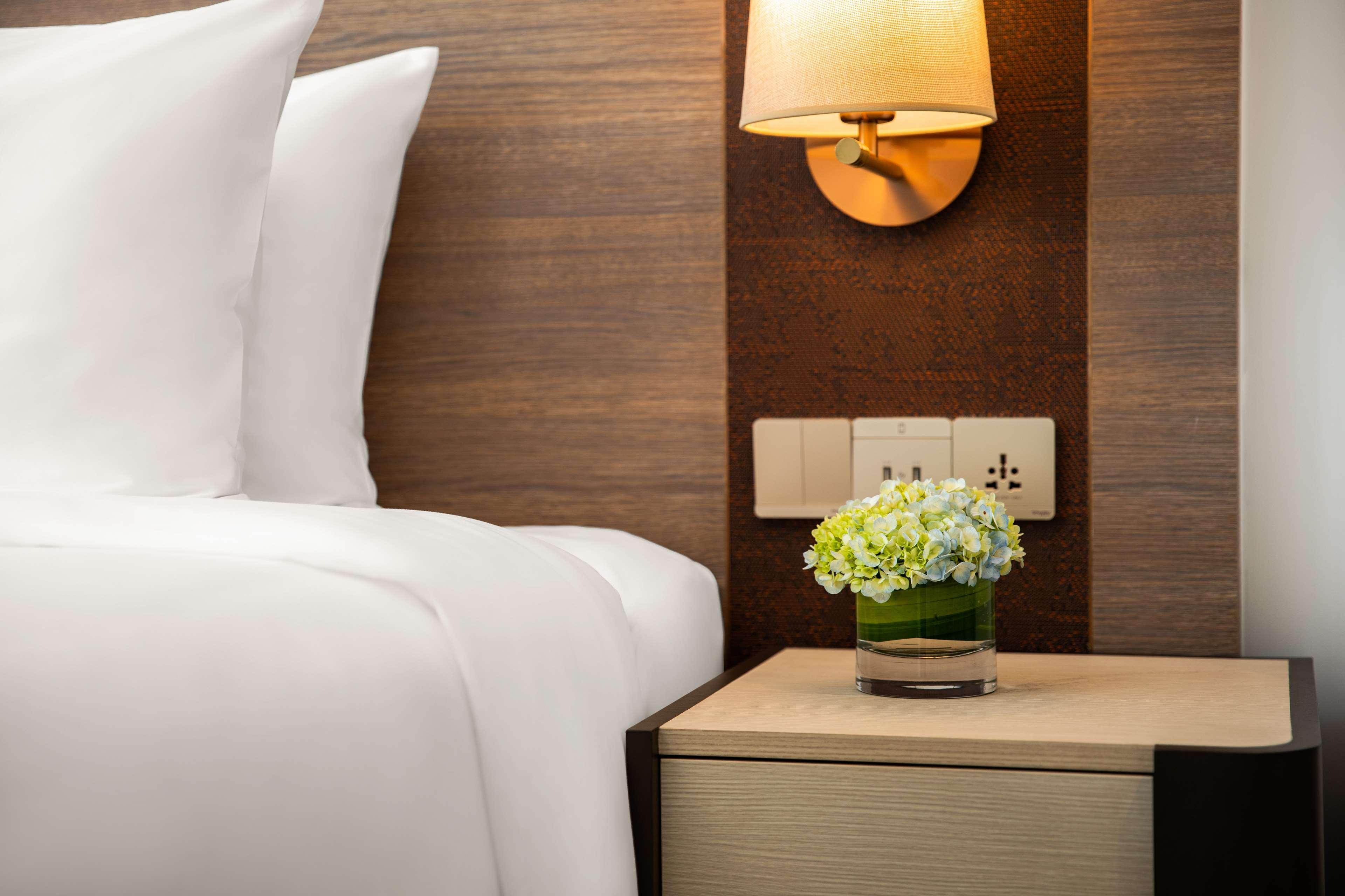 Radisson Mumbai Andheri Midc Luaran gambar A bedside table