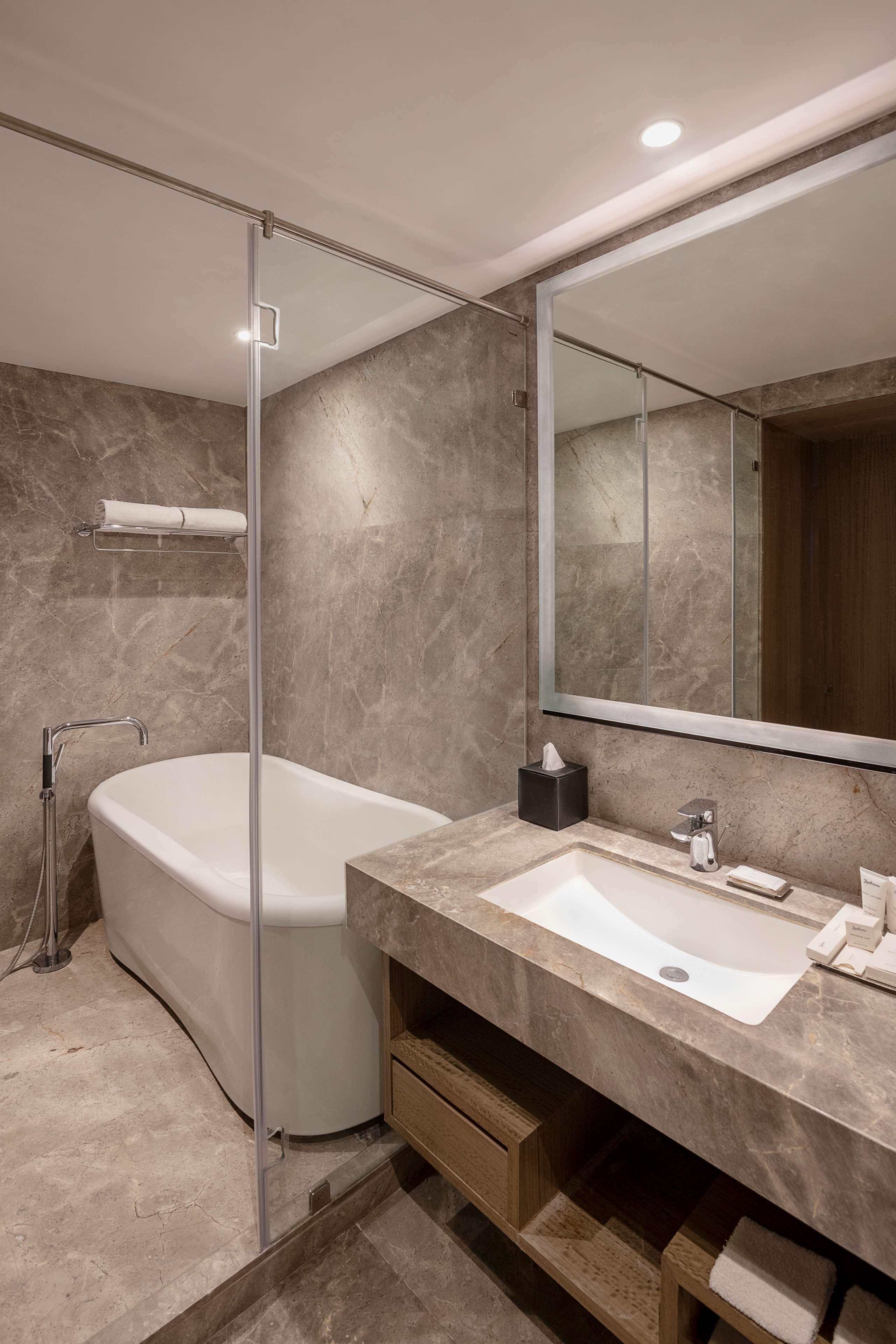 Radisson Mumbai Andheri Midc Luaran gambar Bathroom