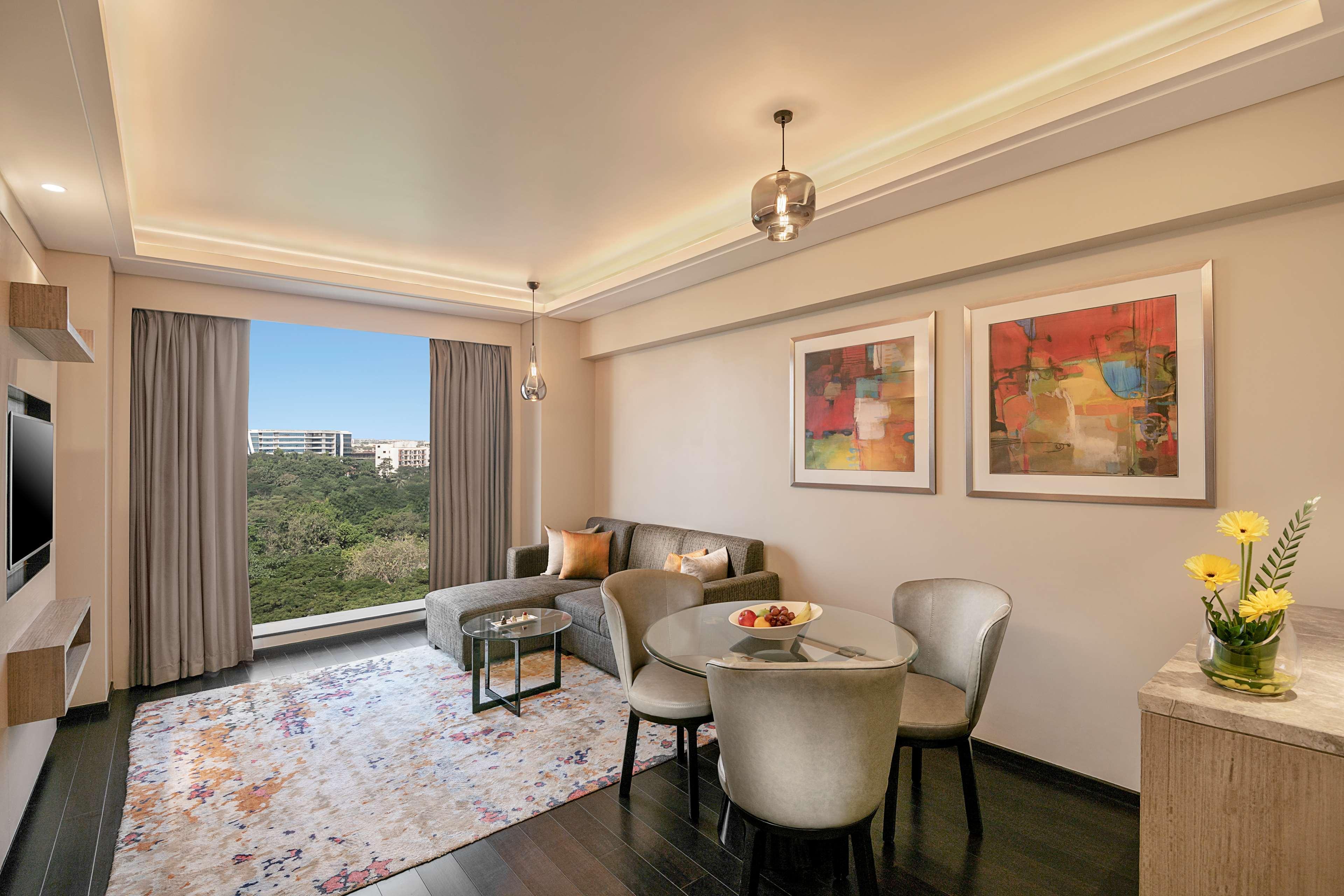 Radisson Mumbai Andheri Midc Luaran gambar A living room at the Taj Mahal Palace