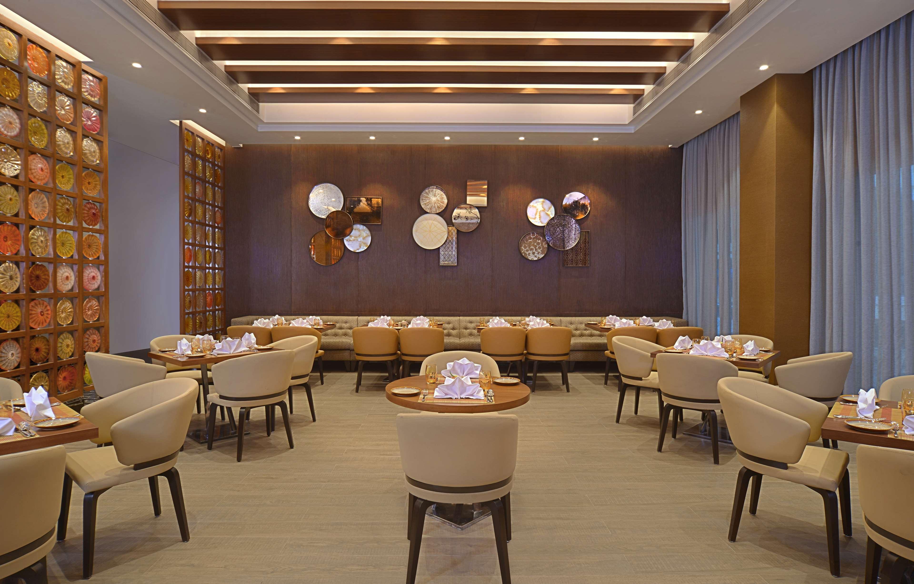 Radisson Mumbai Andheri Midc Luaran gambar The interior of the restaurant