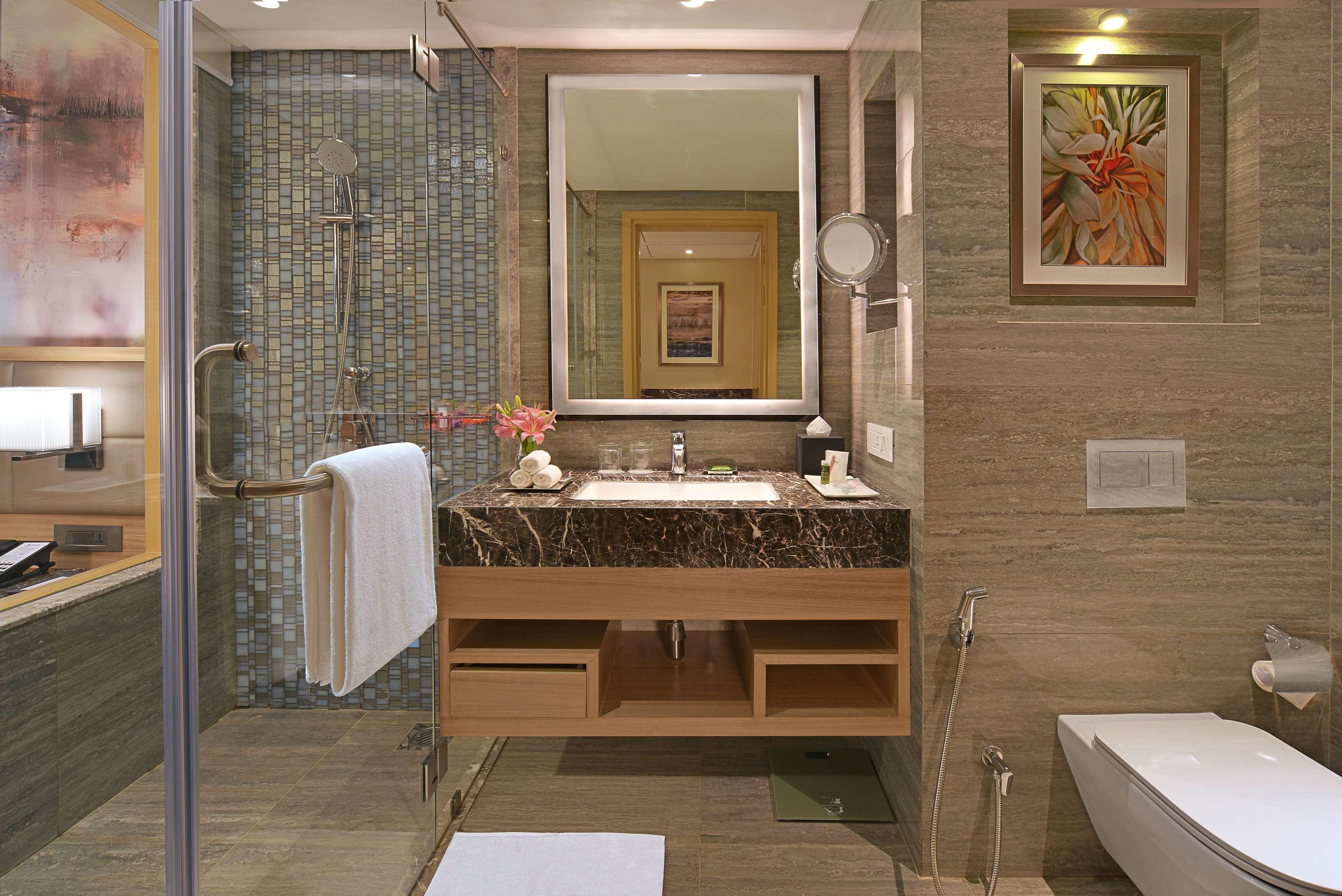 Radisson Mumbai Andheri Midc Luaran gambar Bathroom