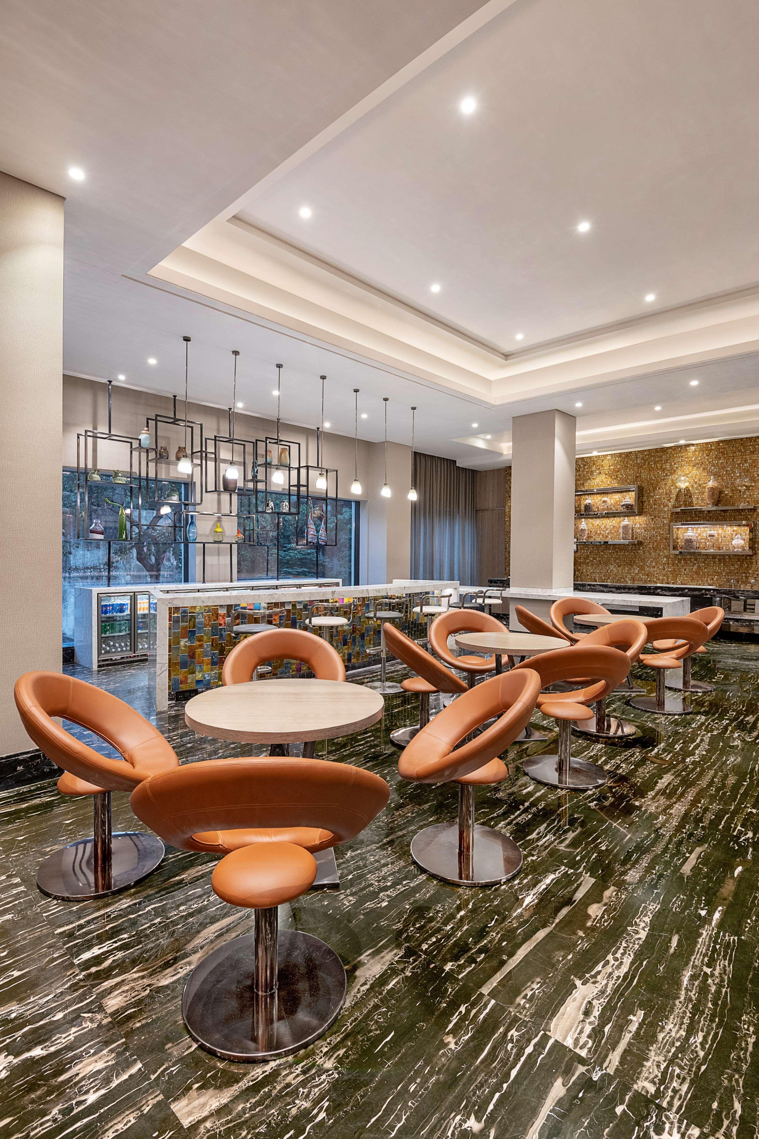 Radisson Mumbai Andheri Midc Luaran gambar The lounge at the airport